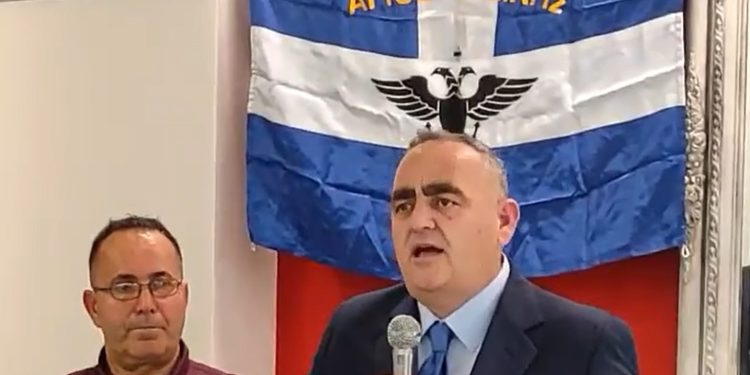 Kandidati i opozitës për Himarën kërkon vota në Greqi me flamurin e Vorio Epirit (VIDEO)