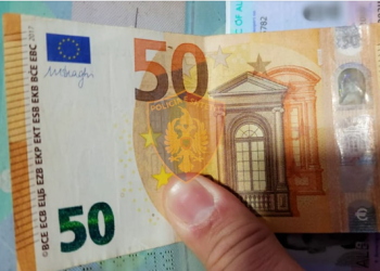 Polici në Kakavijë i reziston ryshfetit, ndalohet i riu që i futi 50 € brenda pasaportës