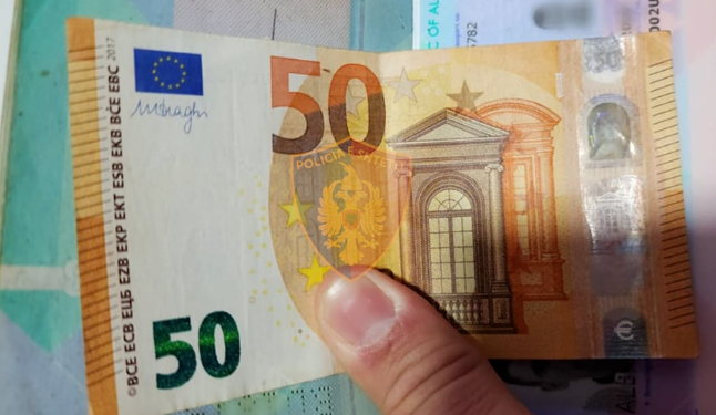 Polici në Kakavijë i reziston ryshfetit, ndalohet i riu që i futi 50 € brenda pasaportës