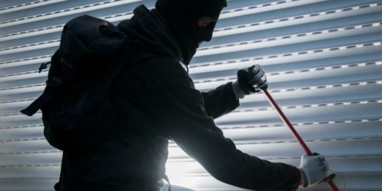 Vidhte dyert e dritaret e banesave, arrestohet “skifteri” 32-vjeçar