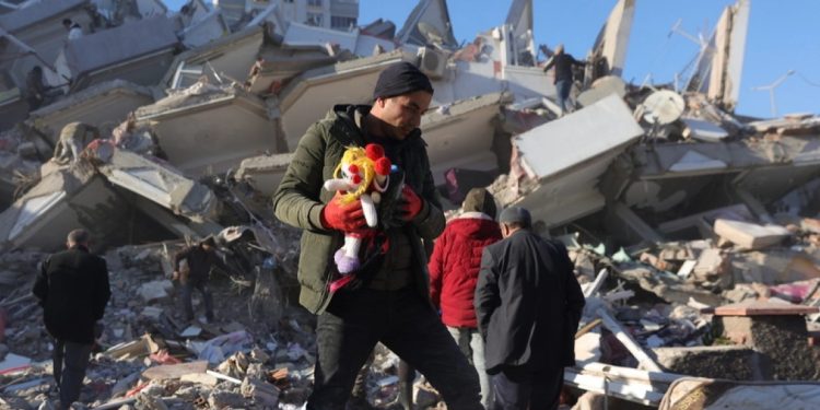 Profesori grek jep alarmin: Jemi në shekullin kur Greqia mund të goditet nga një tërmet 8.5 Rihter