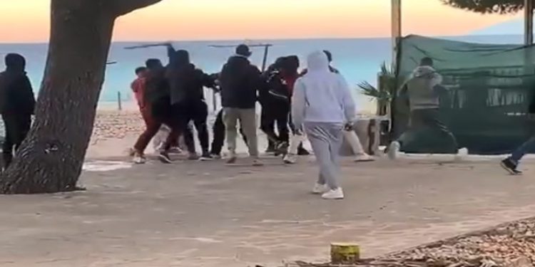 Pamje të rënda/ Shihni si dhunohet një adoleshent në Ksamil, me grushta e shkopinj në kokë (VIDEO)