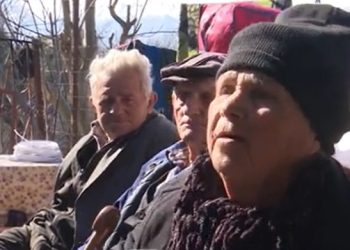 Të moshuar dhe me djalin e sëmurë, familja Hoxha në Memaliaj thirrje për ndihmë: Shtëpia na u dogj nga zjarri, jemi në qiell të hapur