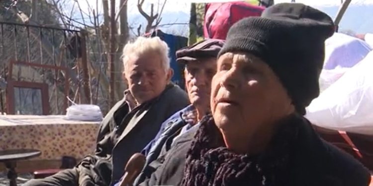 Të moshuar dhe me djalin e sëmurë, familja Hoxha në Memaliaj thirrje për ndihmë: Shtëpia na u dogj nga zjarri, jemi në qiell të hapur