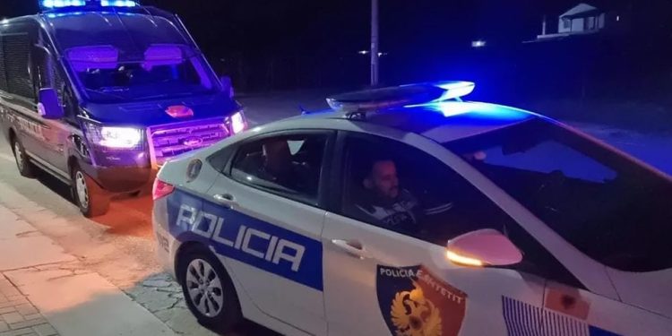 Sarandë/ Sekuestrohen armë zjarri, municione luftarake dhe kokainë, dy të arrestuar