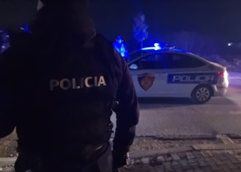 E rëndë/ Ndërhyri të shuante sherrin, por e goditën me thikë, polici 28-vjeçar në luftë me jetën, kolegët i dhurojnë gjak (FOTO)
