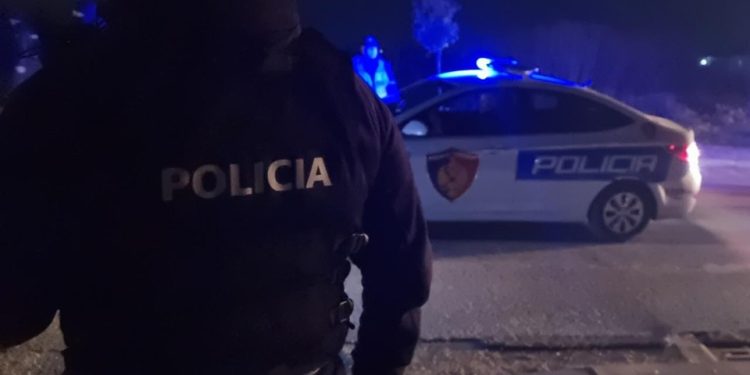 E rëndë/ Ndërhyri të shuante sherrin, por e goditën me thikë, polici 28-vjeçar në luftë me jetën, kolegët i dhurojnë gjak (FOTO)