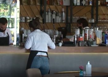 Shqipëria nuk ka kamarierë, sipërmarrësit: Punojnë 3 ditë dhe largohen