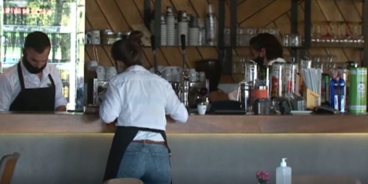 Shqipëria nuk ka kamarierë, sipërmarrësit: Punojnë 3 ditë dhe largohen