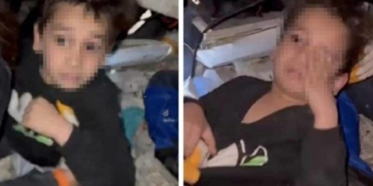 VIDEO/ Prekëse, fëmijën e kishte zënë gjumi nën rrënoja, ekipi i shpëtimit i thotë mirëngjes