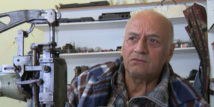 Njihuni me Ilirianin, 50 vite këpucar në Gjirokastër: Punojmë akoma se nuk na del pensioni (VIDEO)