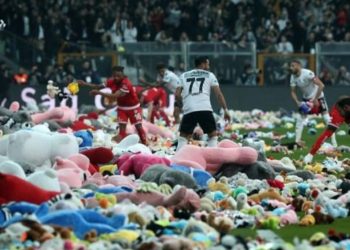 Tifozët turq hedhin arushë në fushë, dhuratë për fëmijët e prekur nga tërmeti (video)