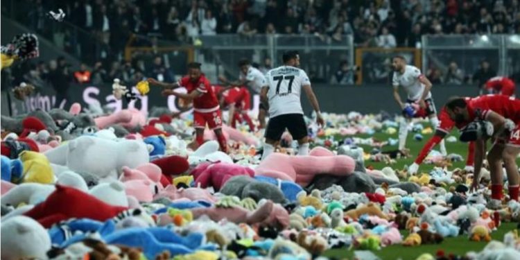 Tifozët turq hedhin arushë në fushë, dhuratë për fëmijët e prekur nga tërmeti (video)