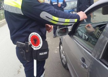 Me celular dhe pa rrip sigurimi, polici “i fal” gjobën shoferit, pezullohet nga detyra