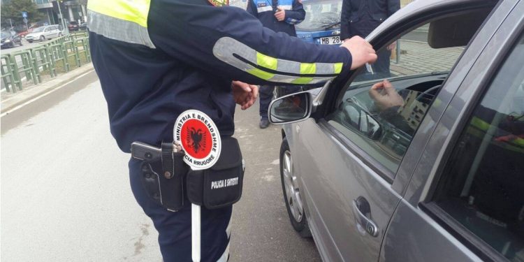 Me celular dhe pa rrip sigurimi, polici “i fal” gjobën shoferit, pezullohet nga detyra