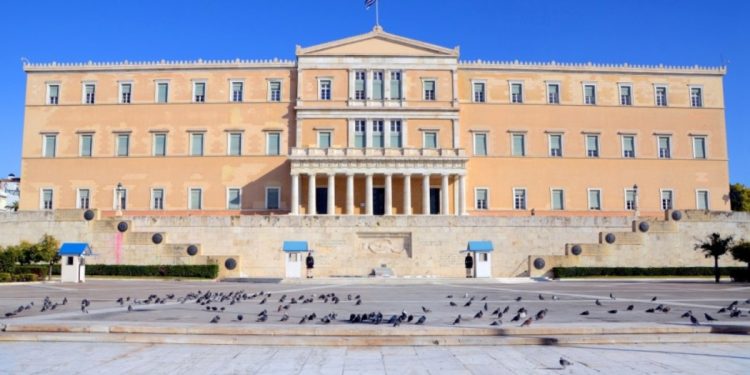 Pas luftës me kancerin, ndahet nga jeta në moshën 51-vjeçare ish-ministri grek