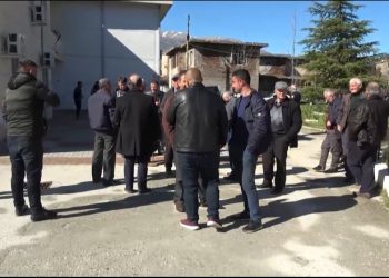 “Kryetari na la takim, por s’na erdhi”, protestë në Memaliaj: Po nuk asfaltuan rrugën, nuk i pranojmë kutitë e votimit (VIDEO)