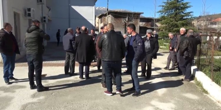 “Kryetari na la takim, por s’na erdhi”, protestë në Memaliaj: Po nuk asfaltuan rrugën, nuk i pranojmë kutitë e votimit (VIDEO)