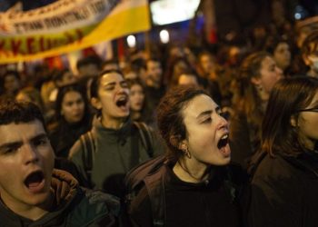 Aksidenti tragjik në Greqi, shpërthejnë protestat, bllokohen rrugët në Larisa dhe Selanik