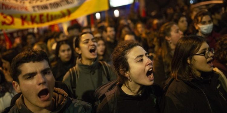 Aksidenti tragjik në Greqi, shpërthejnë protestat, bllokohen rrugët në Larisa dhe Selanik