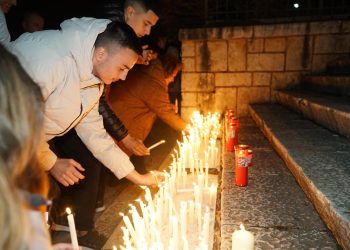 Homazhe në Sarandë për viktimat e aksidentit tragjik në Greqi, qytetarët ndezin qirinj (FOTO)
