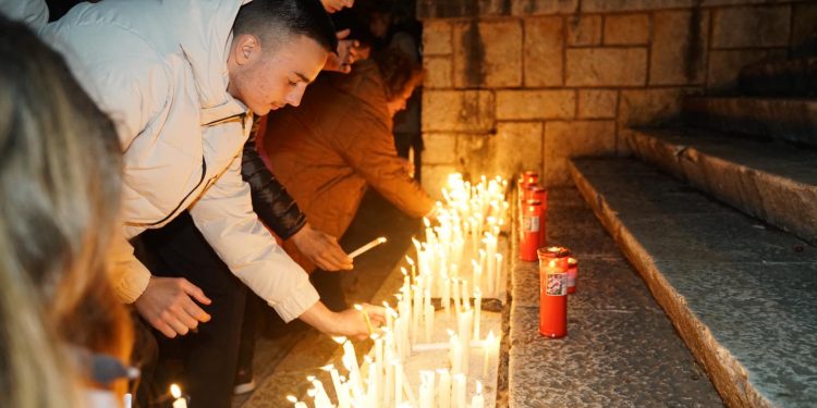 Homazhe në Sarandë për viktimat e aksidentit tragjik në Greqi, qytetarët ndezin qirinj (FOTO)
