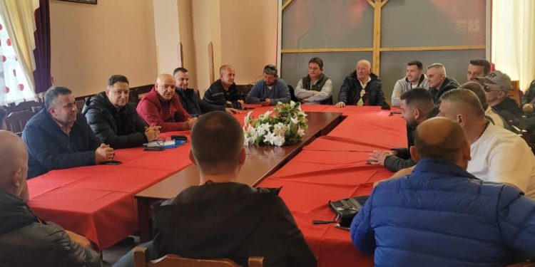 Një veteriner në Gjirokastër, një inxhinier në Tepelenë, Roland Bejko prezanton kandidatët e PD-së së vulës (VIDEO)