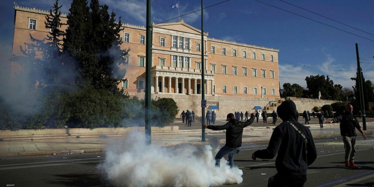 FOTO/ Protestat pas aksidentit tragjik, Athina në sytë e fotografit shqiptar të Reuters