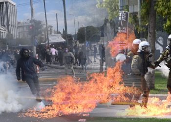 VIDEO/ Grushta dhe goditje me vinç ndaj protestuesve, shihni dhunën policore në Athinë (Pamje të rënda)