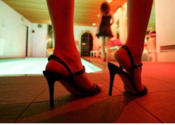 Ja qyteti ku lulëzon prostitucioni në Shqipëri, burrat në shtëpi gratë dalin në rrugë