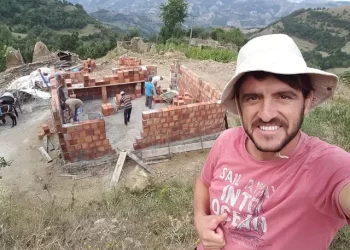 Historia e mësuesit që ngriti shkollën e fshatit në Skrapar dhe u martua me amerikanen 15 vite më të madhe