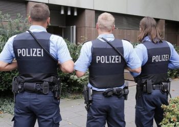 “Çmendet” shqiptari, pas sherrit i pret fytin me gotë një personi, largohet i qetë me duart me gjak: S’kam bërë asgjë