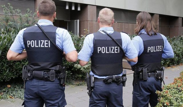 “Çmendet” shqiptari, pas sherrit i pret fytin me gotë një personi, largohet i qetë me duart me gjak: S’kam bërë asgjë