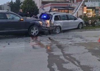 Ish-drejtori i Doganës përplas një grua dhe largohet, pastaj përplas dhe një makinë tjetër (VIDEO)