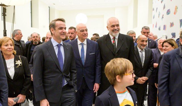 Rama çel ekspozitën personale në Athinë: Jam artisti më i mirë në mesin e kryeministrave