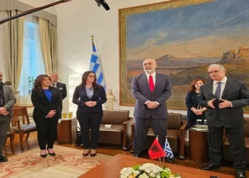 Rama në Greqi, i dhuron kryeparlamentarit grek shishe vere dhe libër