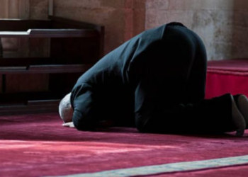 Po falte namazin në xhami, të moshuarit shqiptar i vjedhin 6 mijë euro