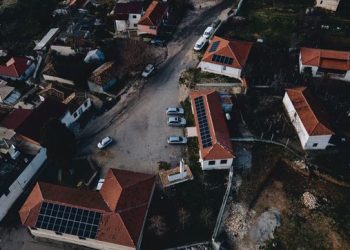 Ky është fshati i parë diellor në Shqipëri që synon ‘pavarësinë’ energjetike
