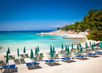 Sektori i turizmit dyfishon pagat në Vlorë, afro 600 të huaj të punësuar