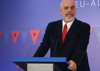 Rama: Çiftet e reja të mjekëve do marrin shtëpi me kushte të tjera nga tregu bankar