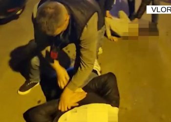 “Shtrihu në tokë, asnjë lëvizje”, Policia parandalon atentatin në Vlorë, 28 vjeçari prangoset në rrugë me kallashnikov (VIDEO)