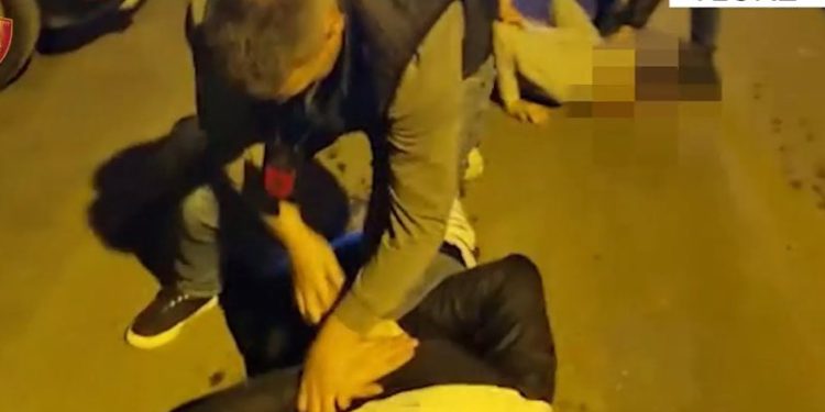 “Shtrihu në tokë, asnjë lëvizje”, Policia parandalon atentatin në Vlorë, 28 vjeçari prangoset në rrugë me kallashnikov (VIDEO)