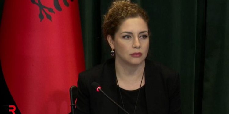 “Shumë jetë u prenë në mes papritur”, Xhaçka ngushëllime për viktimat e aksidentit tragjik në Greqi