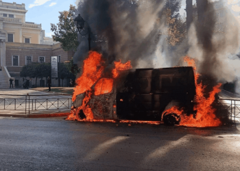 Demonstrata të dhunshme në Greqi, aksidenti i trenave “djeg” Athinën