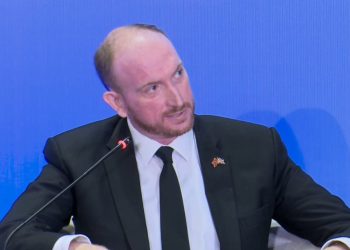 Ambasadori britanik tregon cilët të burgosur do kthehen në Shqipëri