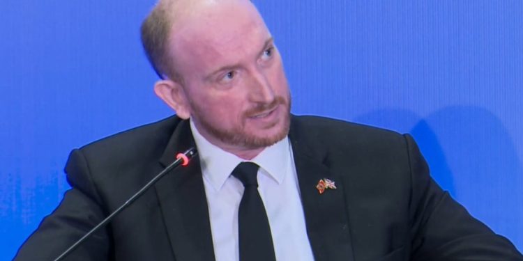 Ambasadori britanik tregon cilët të burgosur do kthehen në Shqipëri