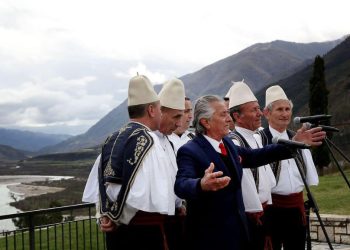 “Tungjatjeta Edi Rama, ti je burrë që s’do reklama…”, Goliku i Tepelenës i ngre këngë tjetër Kryeministrit