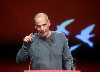 Tronditet Athina, rrihet në sy të gruas deputeti grek, 4 persona i thyejnë hundën me dorezë hekuri