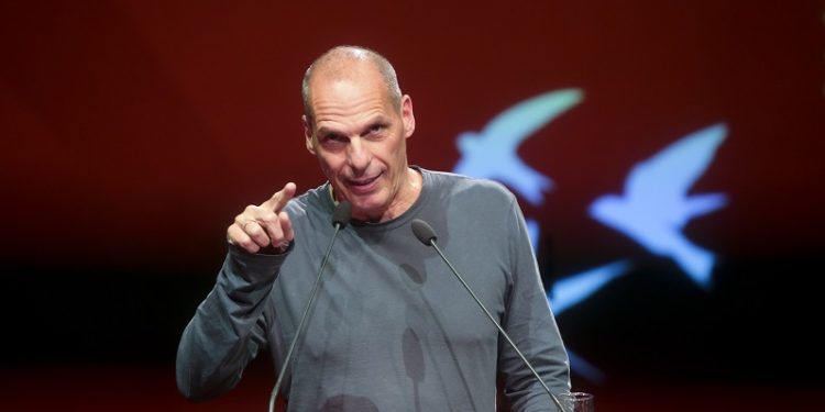 Tronditet Athina, rrihet në sy të gruas deputeti grek, 4 persona i thyejnë hundën me dorezë hekuri