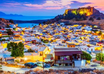 Arrestohet shqiptari në Rodos, vodhi mijëra euro dhe çeqe në biznesin e njohur grek